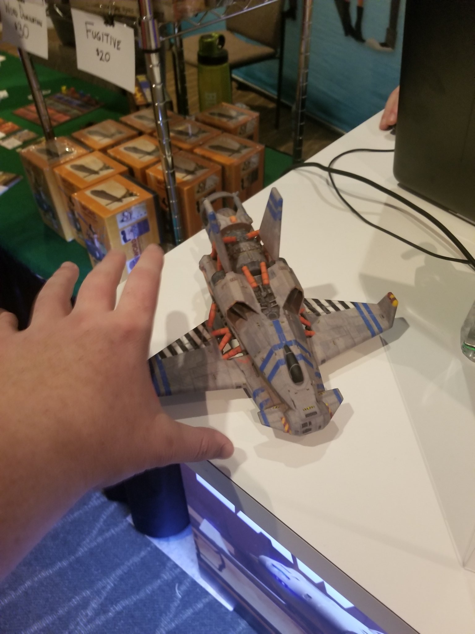 DmCDMO6U0AEKH7S.jpg:large