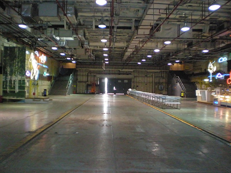 800px-Minsk_hangar_deck_1.JPG